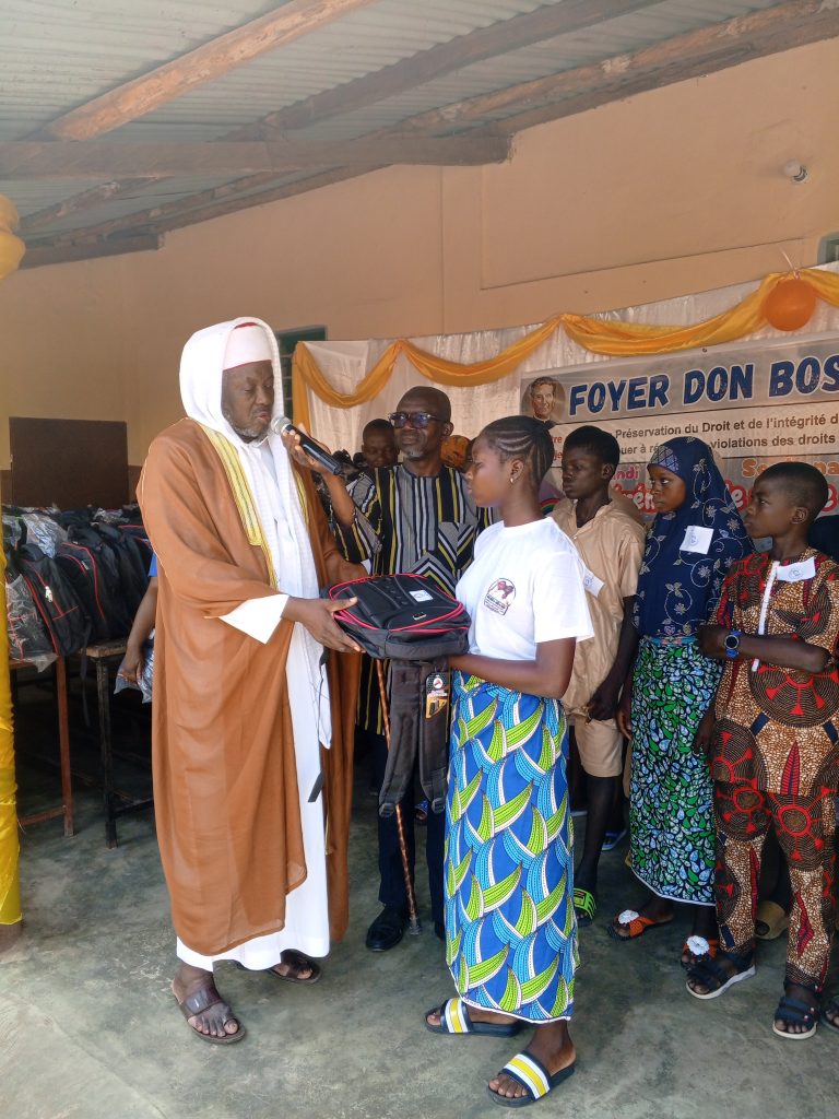 remise de 480 kits scolaires par le Foyer Don Bosco de Kandi
