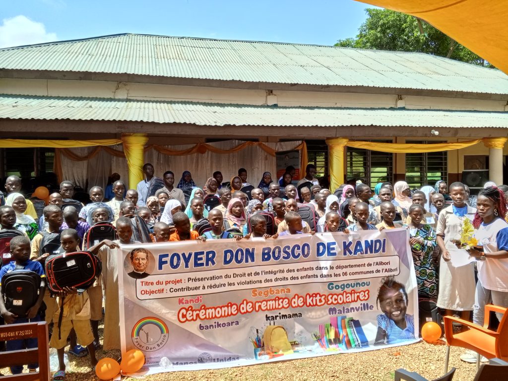 remise de 480 kits scolaires par le Foyer Don Bosco de Kandi