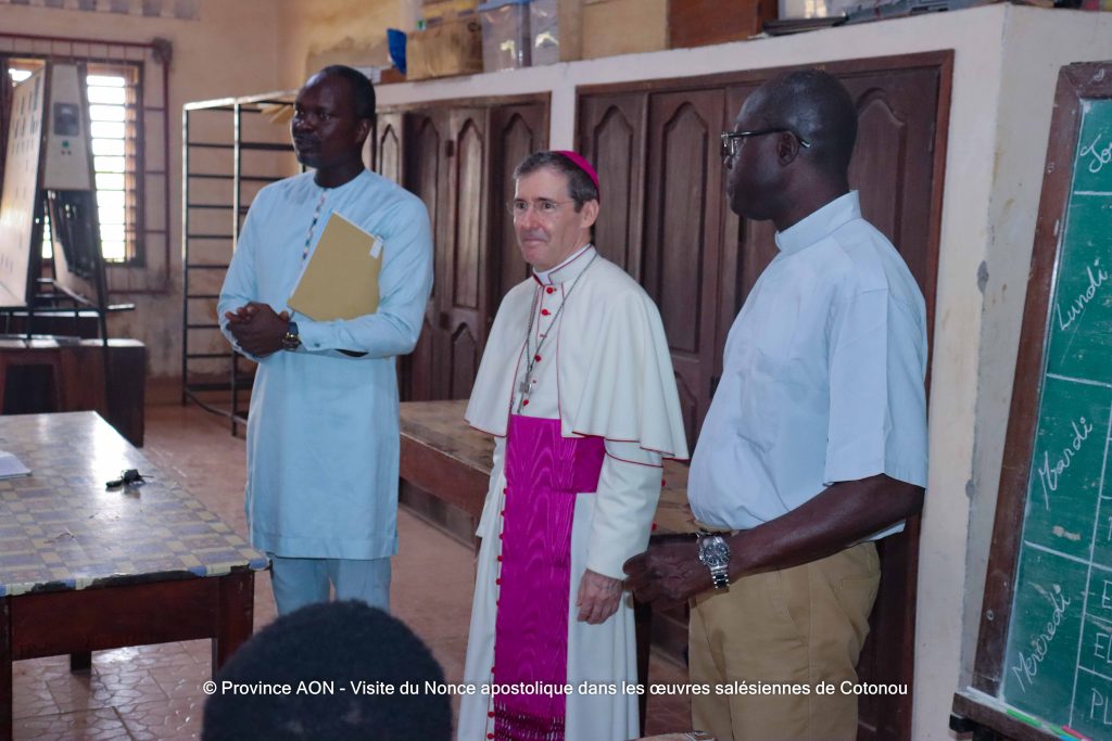Le Nonce apostolique dans l'EPS de St jean Bosco de Cotonou