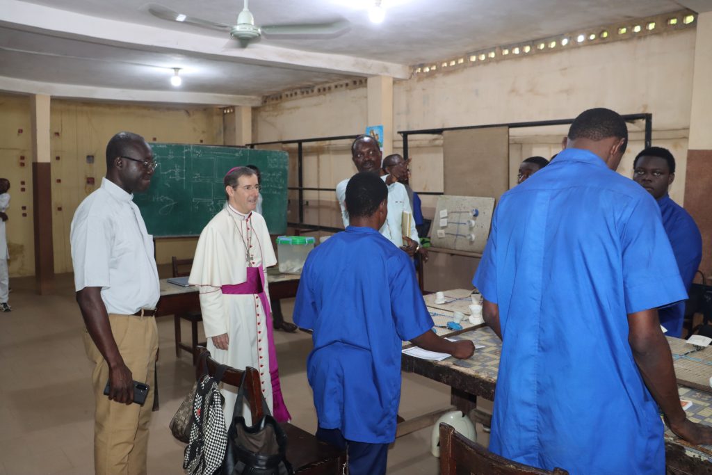 Le Nonce apostolique dans l'EPS de St jean Bosco de Cotonou