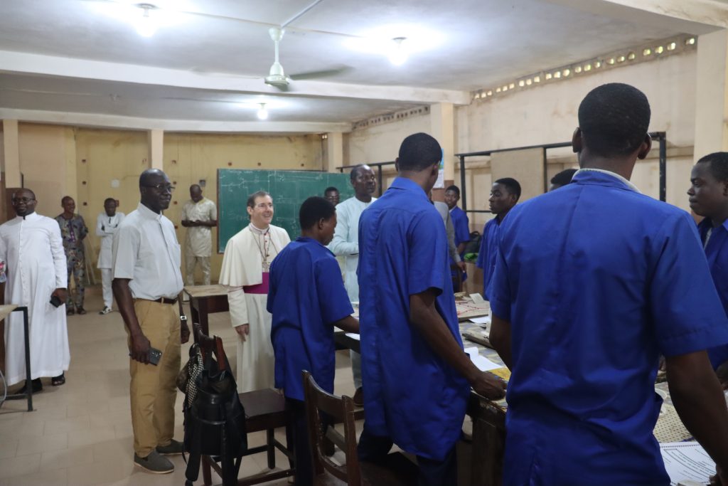 Le Nonce apostolique dans l'EPS de St jean Bosco de Cotonou