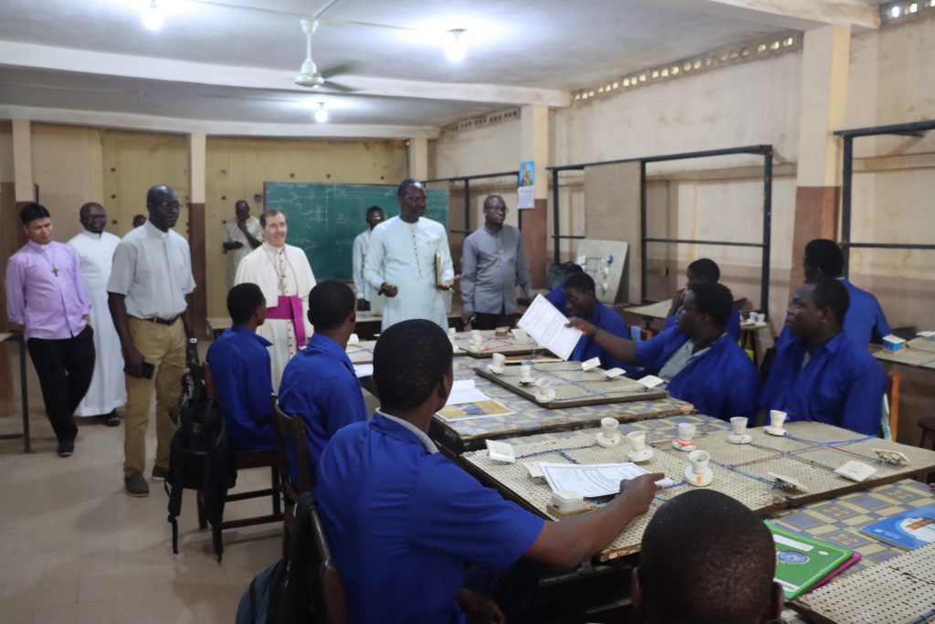 Le Nonce apostolique dans l'EPS de St jean Bosco de Cotonou