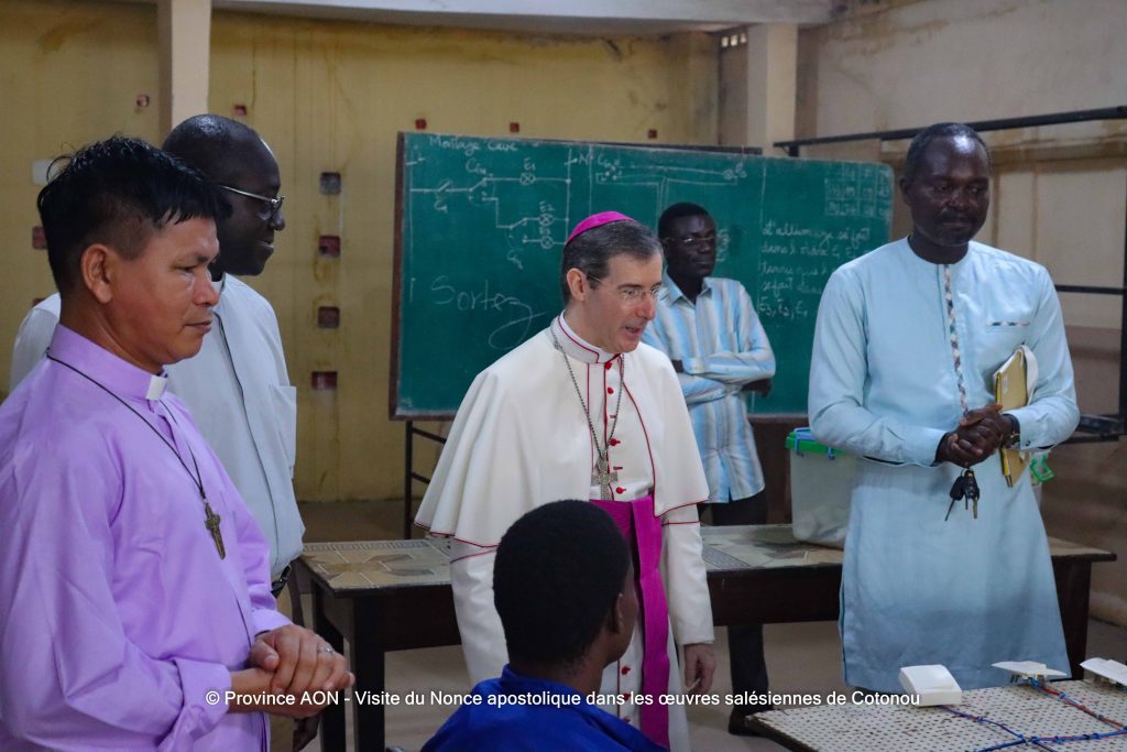 Le Nonce apostolique dans l'EPS de St jean Bosco de Cotonou