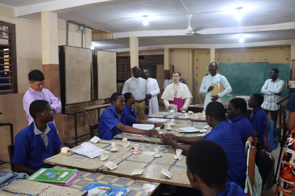 Le Nonce apostolique dans l'EPS de St jean Bosco de Cotonou