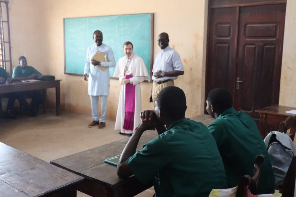 Le Nonce apostolique dans l'EPS de St jean Bosco de Cotonou