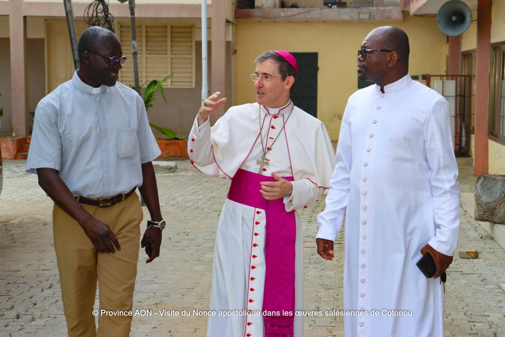 Le Nonce apostolique avec les salésiens de Don Bosco de Cotonou