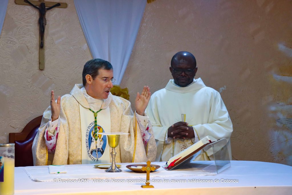 Le Nonce apostolique avec les salésiens de Don Bosco de Cotonou