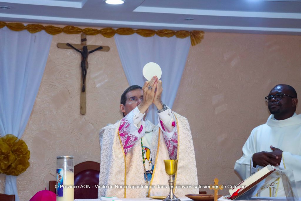Le Nonce apostolique avec les salésiens de Don Bosco de Cotonou