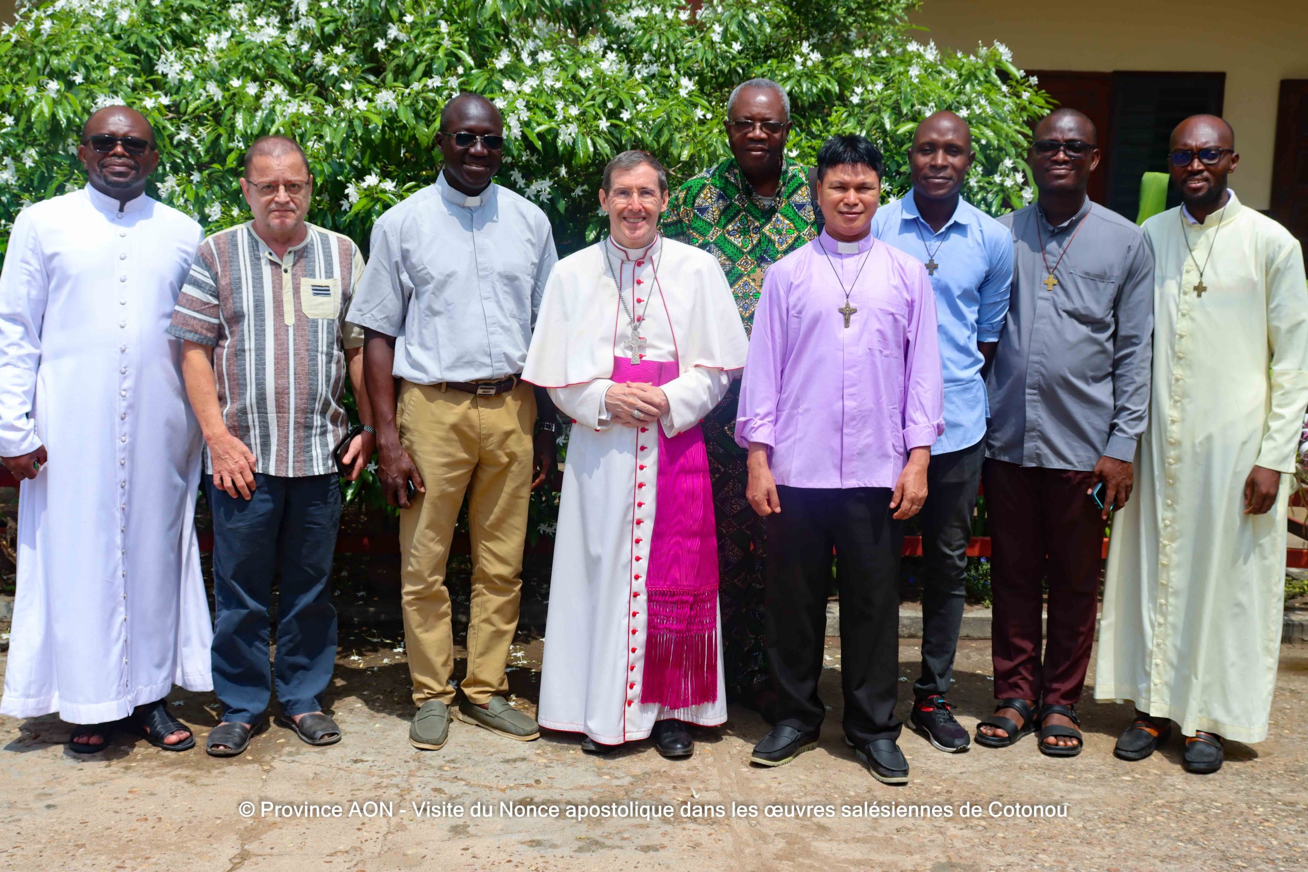 Le Nonce apostolique avec les salésiens de Don Bosco de Cotonou