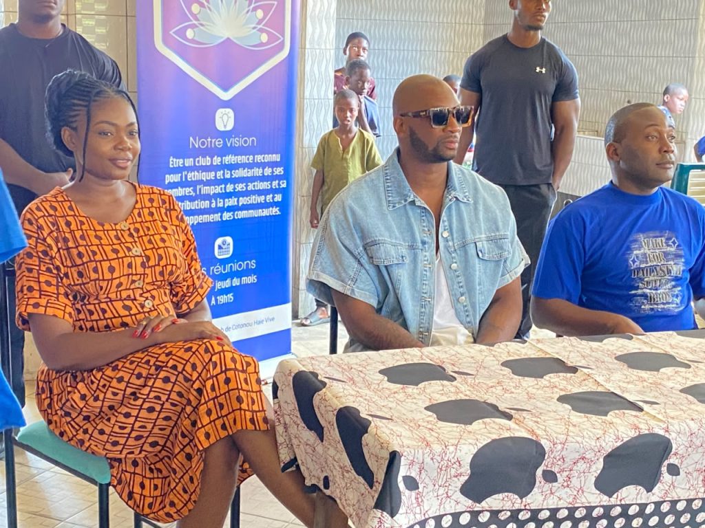 Singuila pose un geste de solidarité envers les jeunes du Centre Maman Marguerite de Cotonou