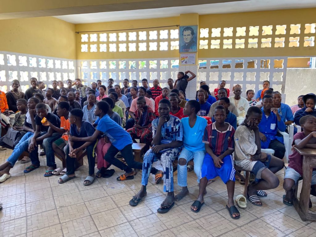 Singuila pose un geste de solidarité envers les jeunes du Centre Maman Marguerite de Cotonou