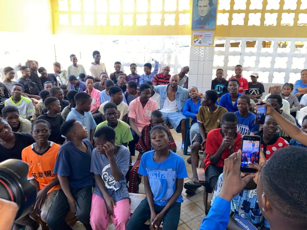 Singuila pose un geste de solidarité envers les jeunes du Centre Maman Marguerite de Cotonou