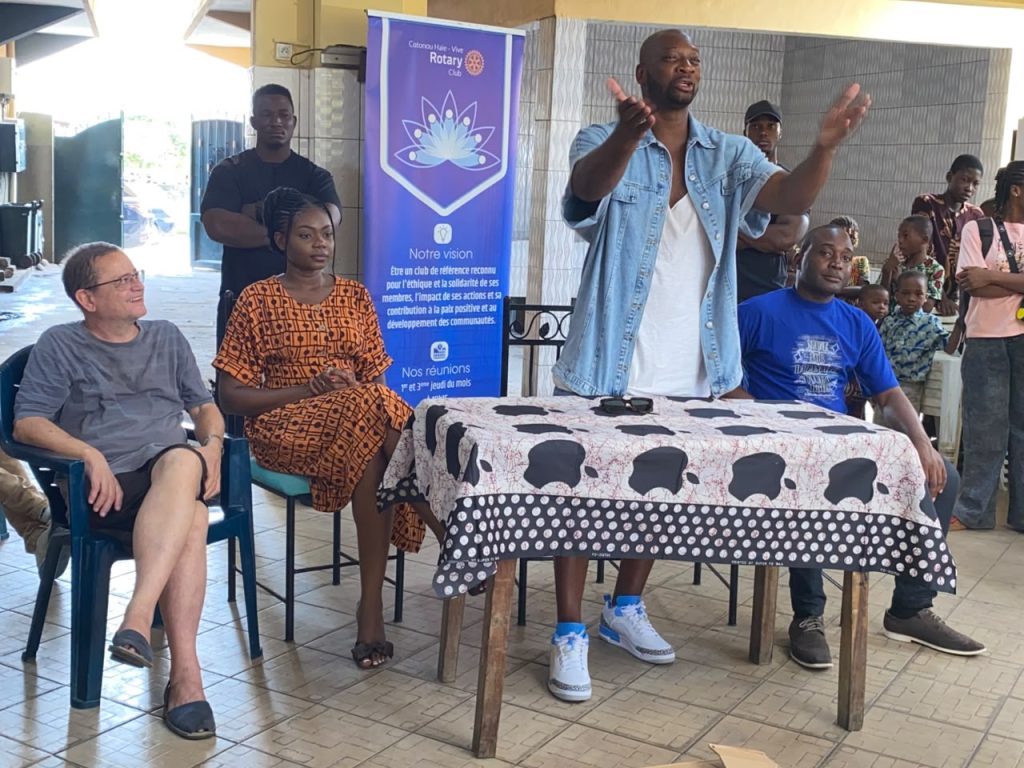 Singuila pose un geste de solidarité envers les jeunes du Centre Maman Marguerite de Cotonou