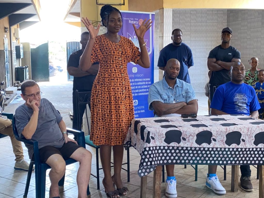 Singuila pose un geste de solidarité envers les jeunes du Centre Maman Marguerite de Cotonou