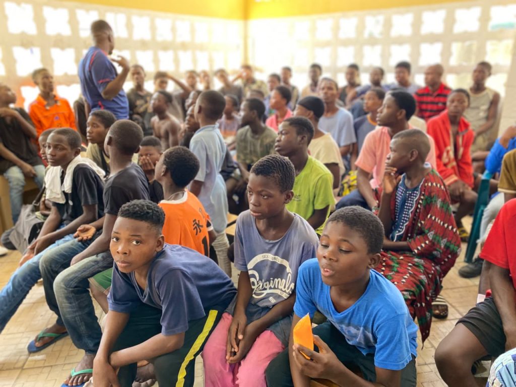 Singuila pose un geste de solidarité envers les jeunes du Centre Maman Marguerite de Cotonou